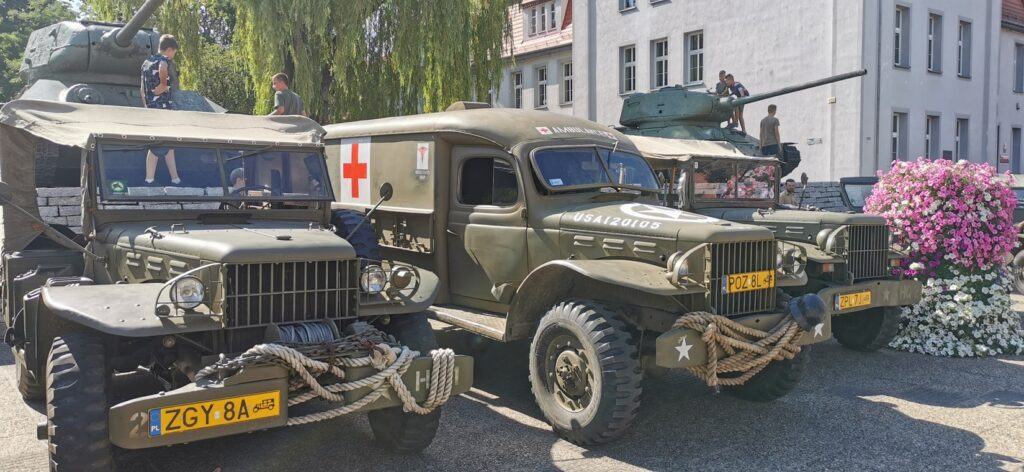Samochody z II wojny światowej dotarły do Drawska Pomorskiego