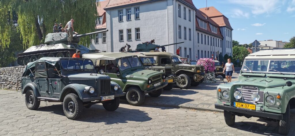 Samochody z II wojny światowej dotarły do Drawska Pomorskiego