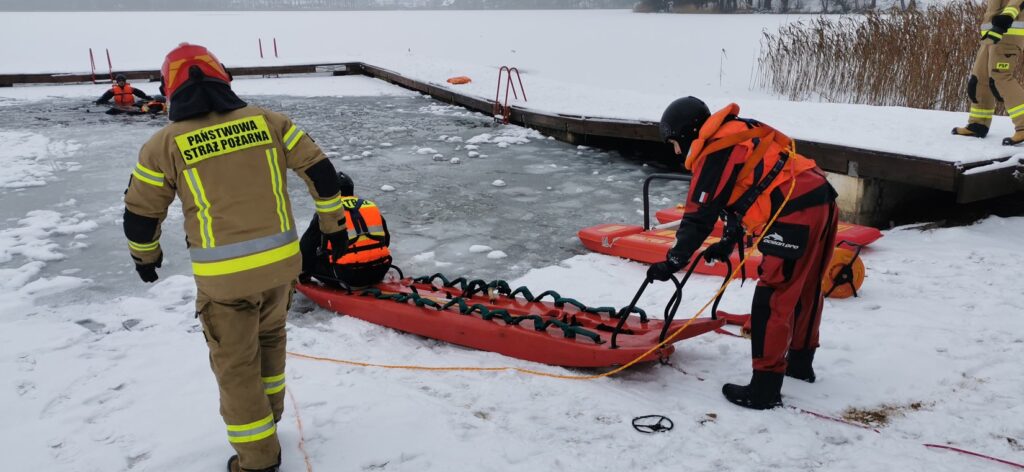 Strażacy z Drawska Pomorskiego szkolą się na lodzie [VIDEO]