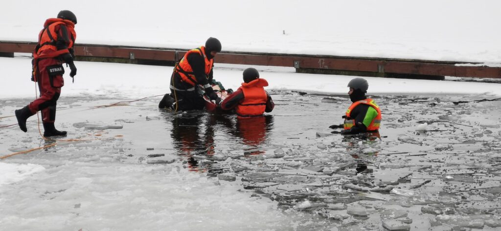 Strażacy z Drawska Pomorskiego szkolą się na lodzie [VIDEO]