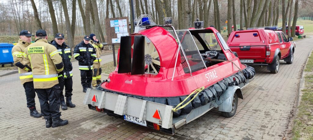 Pierwszy w Województwie Zachodniopomorskim poduszkowiec trafi na wyposażenie drawskich strażaków. Trwają jego testy [WIDEO]