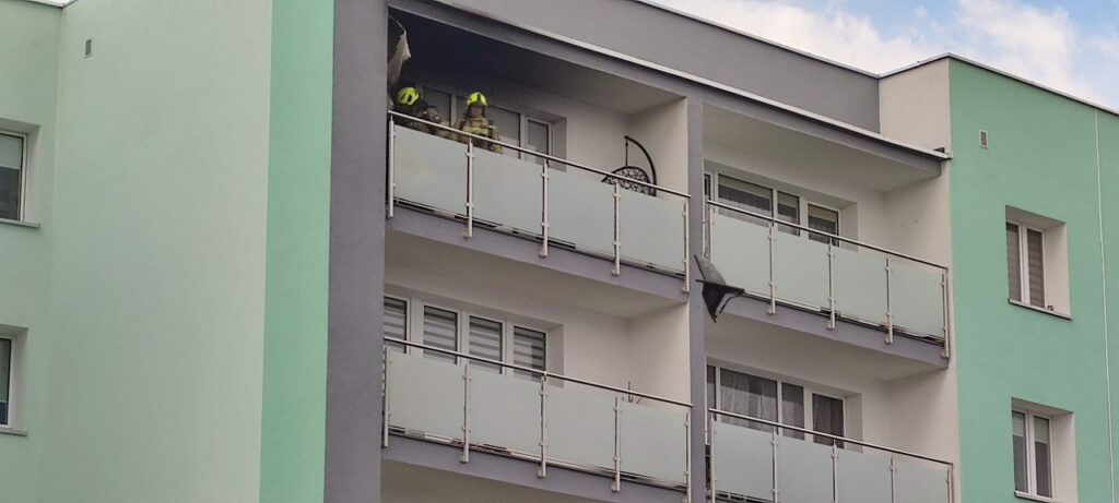 Ogień rozprzestrzeniał się na balkonie w jednym z mieszkań w Złocieńcu