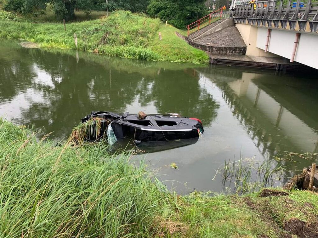 W pobliżu Prostyni samochód wpadł do rzeki