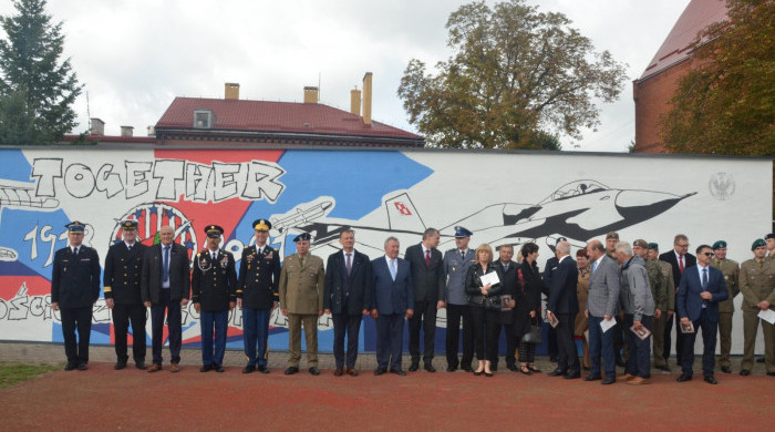 POWIAT DRAWSKI: odsłonięcie muralu historycznego w kaliskim Zespole Szkół