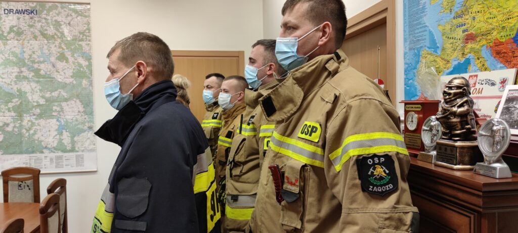 Strażacy z Zagozdu wyróżnieni przez Powiatowy Zespół Zarządzania Kryzysowego. Upominki przekazał Burmistrz Kwidzyna