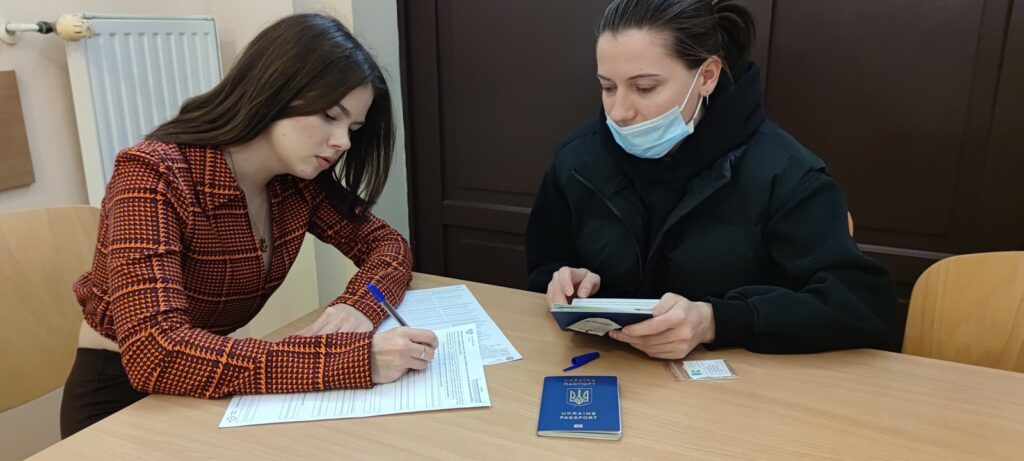 Uchodźcy z Ukrainy otrzymują już numery PESEL. Procedura jest szybka