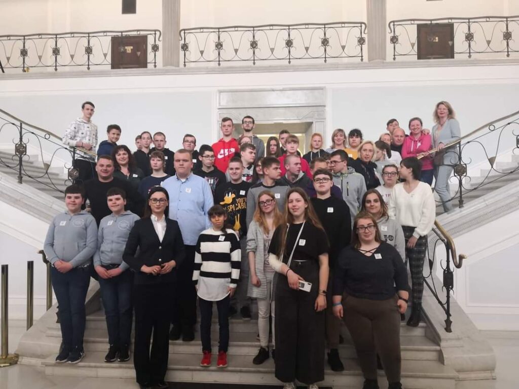 Minister Golińska zaprosiła dzieci na zwiedzanie gmachu Sejmu
