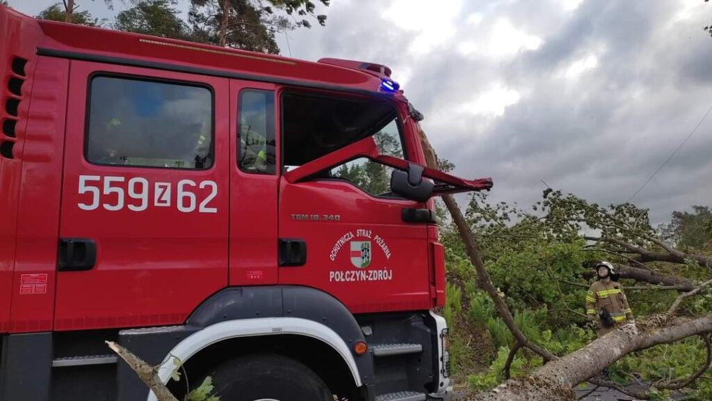 Drzewo spadło na samochód strażaków z Połczyna Zdroju