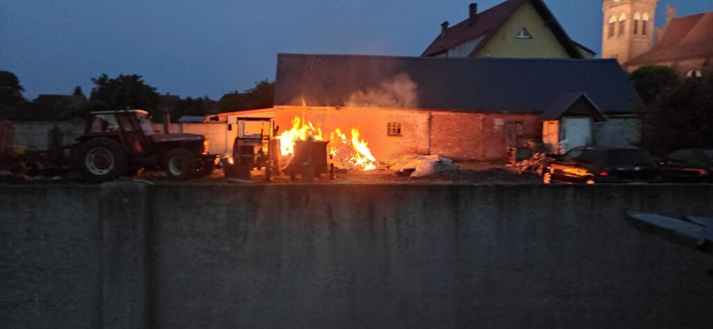 Pożar w Wierzchowie wybuchł nad ranem. Interweniowali strażacy